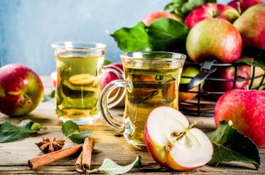 Ev yapımı elma tarçın ve anason baharatlarla, ahşap rustik arka plan kopya alanı üzerinde taze elma ile