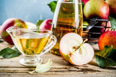 Ev yapımı elma sirkesi ile taze elma om ahşap rustik arka plan kopya alanı