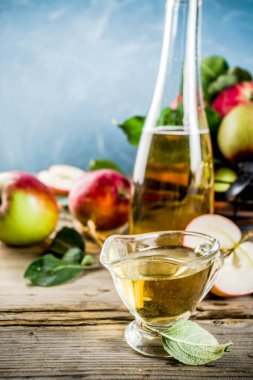 Ev yapımı elma sirkesi ile taze elma om ahşap rustik arka plan kopya alanı