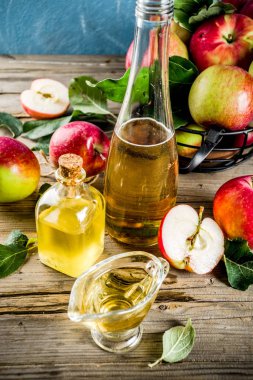 Ev yapımı elma sirkesi ile taze elma om ahşap rustik arka plan kopya alanı