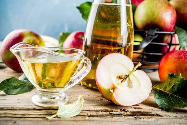 Ev yapımı elma sirkesi ile taze elma om ahşap rustik arka plan kopya alanı