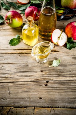 Ev yapımı elma sirkesi ile taze elma om ahşap rustik arka plan kopya alanı