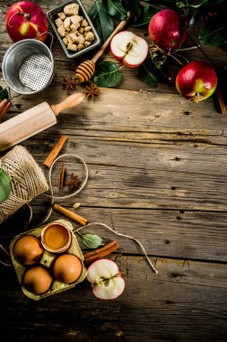 Yemek arka plan, elmalı turta Pişirme kavramı, taze kırmızı elma, tatlı baharatlar, şeker, un, oklava, mutfak eşyaları, ahşap arka plan kopya alanı pişirme yumurta, sonbahar