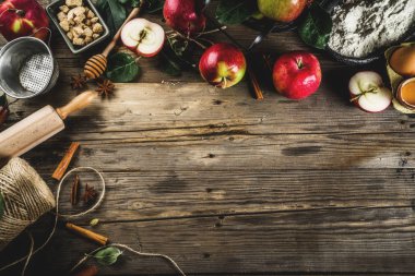 Yemek arka plan, elmalı turta Pişirme kavramı, taze kırmızı elma, tatlı baharatlar, şeker, un, oklava, mutfak eşyaları, ahşap arka plan kopya alanı pişirme yumurta, sonbahar