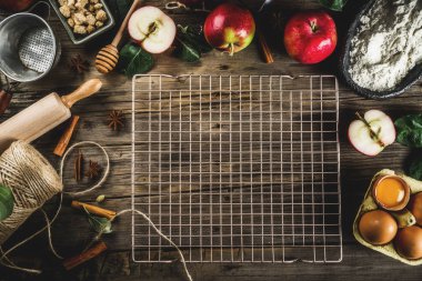 Yemek arka plan, elmalı turta Pişirme kavramı, taze kırmızı elma, tatlı baharatlar, şeker, un, oklava, mutfak eşyaları, ahşap arka plan kopya alanı pişirme yumurta, sonbahar