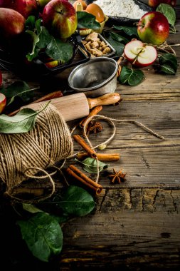 Yemek arka plan, elmalı turta Pişirme kavramı, taze kırmızı elma, tatlı baharatlar, şeker, un, oklava, mutfak eşyaları, ahşap arka plan kopya alanı pişirme yumurta, sonbahar