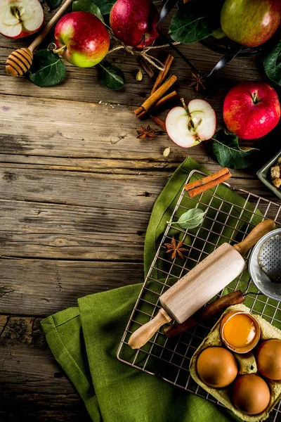 Yemek arka plan, elmalı turta Pişirme kavramı, taze kırmızı elma, tatlı baharatlar, şeker, un, oklava, mutfak eşyaları, ahşap arka plan kopya alanı pişirme yumurta, sonbahar