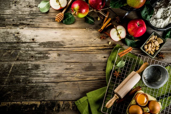 Yemek arka plan, elmalı turta Pişirme kavramı, taze kırmızı elma, tatlı baharatlar, şeker, un, oklava, mutfak eşyaları, ahşap arka plan kopya alanı pişirme yumurta, sonbahar