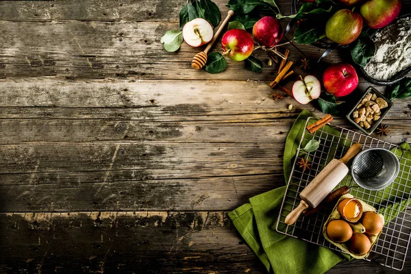 Yemek arka plan, elmalı turta Pişirme kavramı, taze kırmızı elma, tatlı baharatlar, şeker, un, oklava, mutfak eşyaları, ahşap arka plan kopya alanı pişirme yumurta, sonbahar