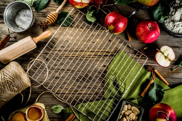 Yemek arka plan, elmalı turta Pişirme kavramı, taze kırmızı elma, tatlı baharatlar, şeker, un, oklava, mutfak eşyaları, ahşap arka plan kopya alanı pişirme yumurta, sonbahar