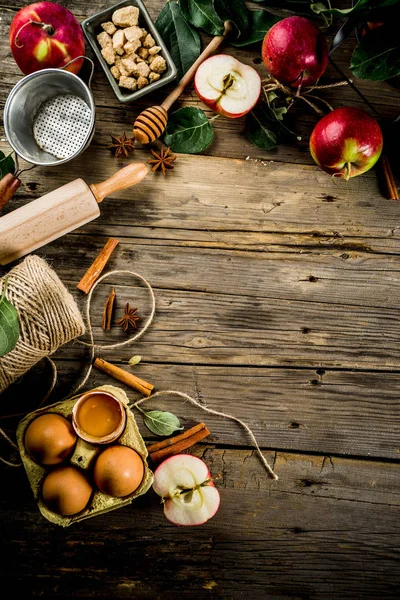 Yemek arka plan, elmalı turta Pişirme kavramı, taze kırmızı elma, tatlı baharatlar, şeker, un, oklava, mutfak eşyaları, ahşap arka plan kopya alanı pişirme yumurta, sonbahar