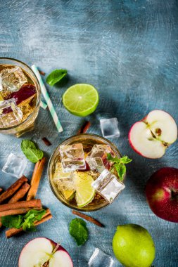 Baharatlı tarçınlı elma buzlu çay, limonata kokteyl, yaz ferahlık içki, mavi arka plan kopya alanı