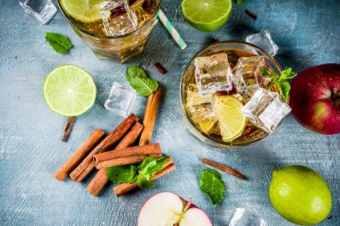 Baharatlı tarçınlı elma buzlu çay, limonata kokteyl, yaz ferahlık içki, mavi arka plan kopya alanı