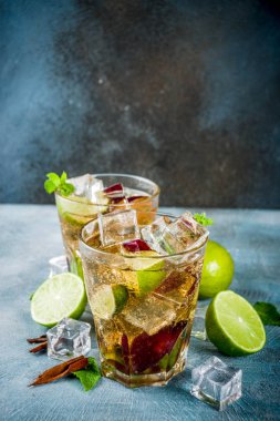 Yaz buzlu çay tarçın, limon ve nane yaprakları, kopya alanı mavi arka plan ile