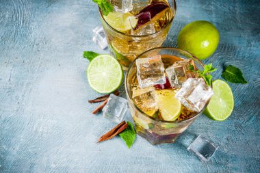 Yaz buzlu çay tarçın, limon ve nane yaprakları, kopya alanı mavi arka plan ile