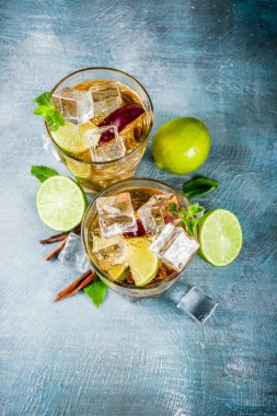 Yaz buzlu çay tarçın, limon ve nane yaprakları, kopya alanı mavi arka plan ile