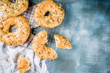 Sağlıklı kahvaltı kavramı, ev yapımı Mısır gevreği simit ile mavi arka plan üzerinde süt cam alanı kopyalayın.