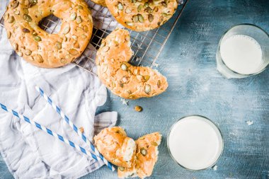 Sağlıklı kahvaltı kavramı, ev yapımı Mısır gevreği simit ile mavi arka plan üzerinde süt cam alanı kopyalayın.