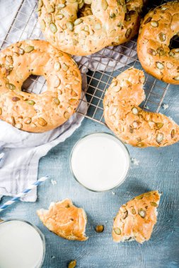 Sağlıklı kahvaltı kavramı, ev yapımı Mısır gevreği simit ile mavi arka plan üzerinde süt cam alanı kopyalayın.