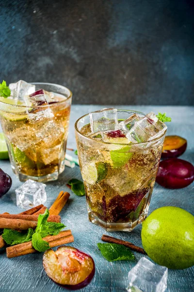 Yaz ferahlık içecek buzlu. Tarçın ve Erik limonata kokteyl ile taze limon ve nane, mavi arka plan boşluk kopyalama