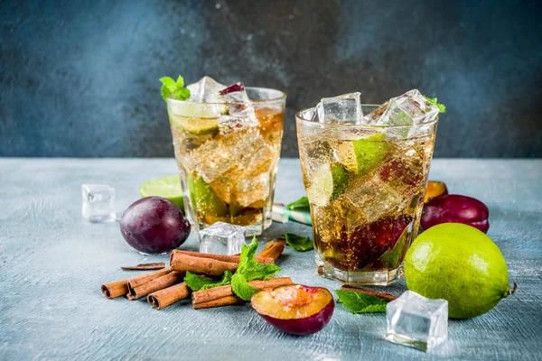 Yaz ferahlık içecek buzlu. Tarçın ve Erik limonata kokteyl ile taze limon ve nane, mavi arka plan boşluk kopyalama