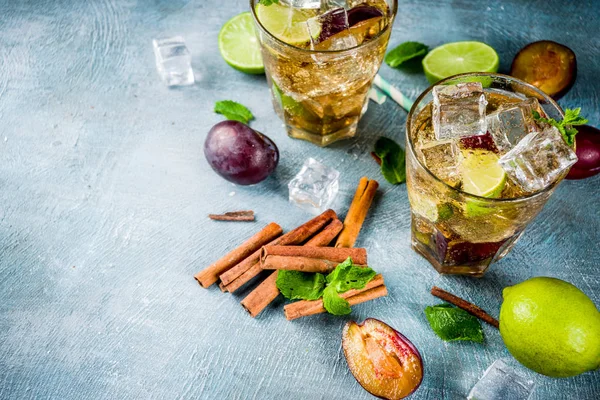 Yaz ferahlık içecek buzlu. Tarçın ve Erik limonata kokteyl ile taze limon ve nane, mavi arka plan boşluk kopyalama