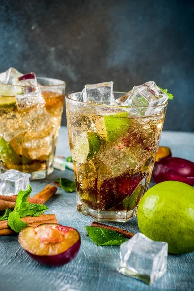 Yaz ferahlık içecek buzlu. Tarçın ve Erik limonata kokteyl ile taze limon ve nane, mavi arka plan boşluk kopyalama