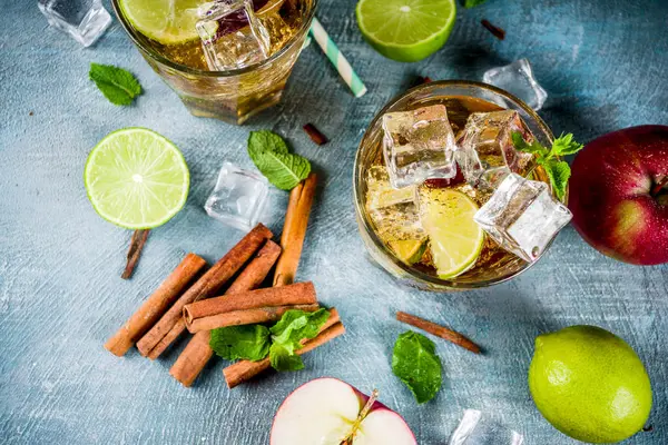 Baharatlı tarçınlı elma buzlu çay, limonata kokteyl, yaz ferahlık içki, mavi arka plan kopya alanı