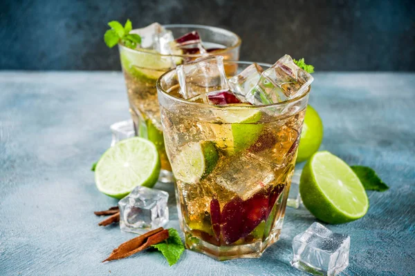 Yaz buzlu çay tarçın, limon ve nane yaprakları, kopya alanı mavi arka plan ile