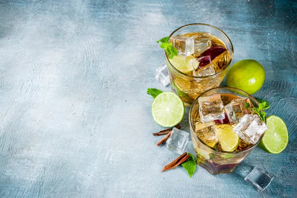 Yaz buzlu çay tarçın, limon ve nane yaprakları, kopya alanı mavi arka plan ile