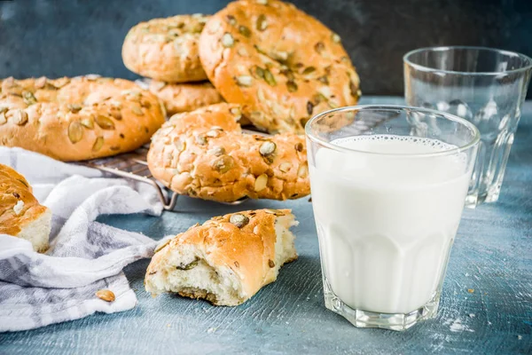 Sağlıklı kahvaltı kavramı, ev yapımı Mısır gevreği simit ile mavi arka plan üzerinde süt cam alanı kopyalayın.