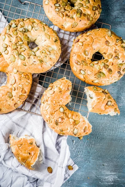 Sağlıklı kahvaltı kavramı, ev yapımı Mısır gevreği simit ile mavi arka plan üzerinde süt cam alanı kopyalayın.