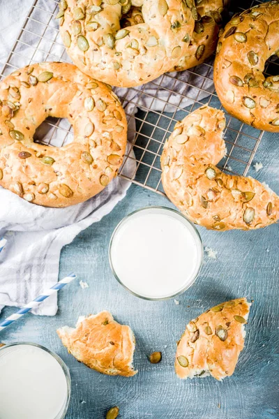 Sağlıklı kahvaltı kavramı, ev yapımı Mısır gevreği simit ile mavi arka plan üzerinde süt cam alanı kopyalayın.