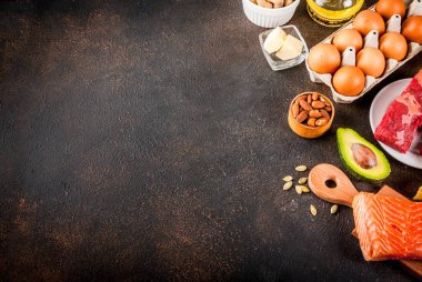 Ketogenic düşük karbonhidrat kavramı diyet. Sağlıklı dengeli gıda sağlıklı yağların yüksek içeriğe sahip. Diyet kalp ve kan damarlarının için. Organik maddeler, karanlık paslı arka plan, alan üst görünüm Kopyala