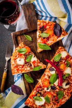 Pizza ve kırmızı şarap koyu arka plan Üstten Görünüm alanı Kopyala