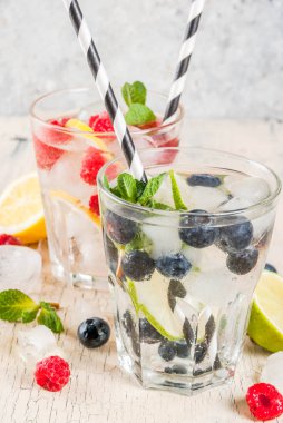 Çeşitli berry limonata veya mojito kokteyller, taze buzlu limon kireç infüzyon ahududu yaban mersini suyu, yaz sağlıklı Detoks içecekler açık renkli kopya alanı
