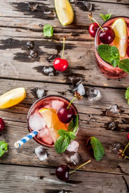 Yaz buzlu içecek içki, vişneli kola limonata ya da kokteyl eski rustik ahşap arka plan kopya alanı üzerinde uzun bardak mojito
