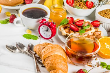 Sağlıklı kahvaltı yemek kavramı, çeşitli sabah gıda - gözleme, gözleme, kruvasan yulaf ezmesi sandviç ve granola yoğurt, meyve, meyveler, kahve, çay, portakal suyu, beyaz arka plan