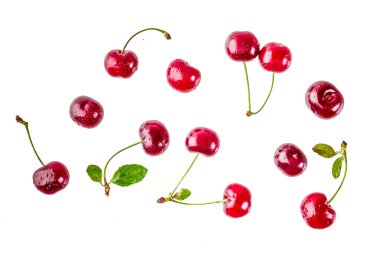 Ham taze kiraz basit desen beyaz arka plan üzerinde izole su damla,