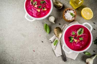 Vegan gıda, limon, avokado ve taze otlar kopya alanı üstten görünüm ile yaz soğuk pancar gazpacho çorbası