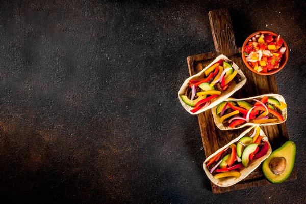 Yapımı Meksika Domuz Tacos Sebze Salsa Karanlık Paslı Masa Üstü — Stok fotoğraf