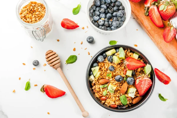 Sağlıklı kahvaltı ile müsli veya granola ile fındık ve taze meyveler ve meyve - çilek, yaban mersini, kivi, beyaz tablo, kopya alanı Üstten Görünüm