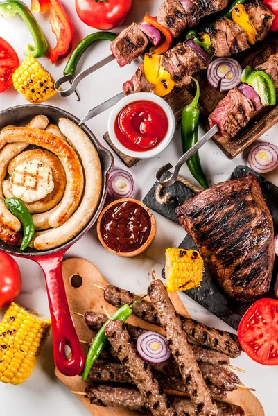 Sortiment Verschiedene Grillgerichte Grillfleisch Grillparty Dönerspieße Würstchen Gegrilltes Fleischfilet Frisches — Stockfoto