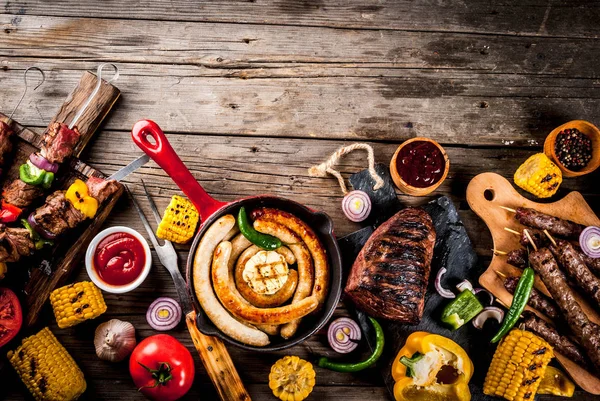 Sortiment Verschiedene Grillgerichte Grillfleisch Grillparty Dönerspieße Würstchen Grillfleischfilet Frisches Gemüse — Stockfoto