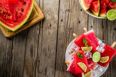 Dilimli karpuz ve nane, beyaz mermer zemin kopya alanı ile tatlı yaz karpuz ve kireç popsicles