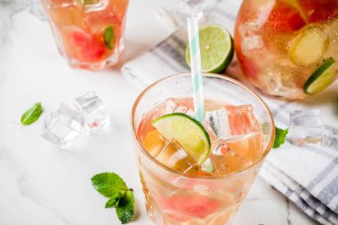 Nane ile buzlu karpuz ve kireç yeşil çay yaprakları, mermer beyaz arka plan kopya alanı