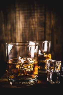 İki viski, koyu ahşap arka plan, buz küpleri ile gözlük çekim alanı Kopyala