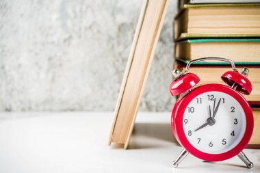 Geri Okul arka plan için eski kitaplar, çalar saat, kurşun kalem