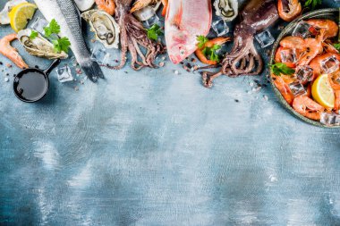 İstiridye midye balık baharat otlar limon bir açık mavi renkli kopya alanı en iyi görünümü ile taze çiğ deniz mahsulleri kalamar karides 