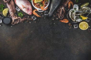 İstiridye midye balık ile baharat otlar limon koyu paslı arka plan kopya alanı üstten görünüm üzerinde taze çiğ deniz mahsulleri kalamar karides